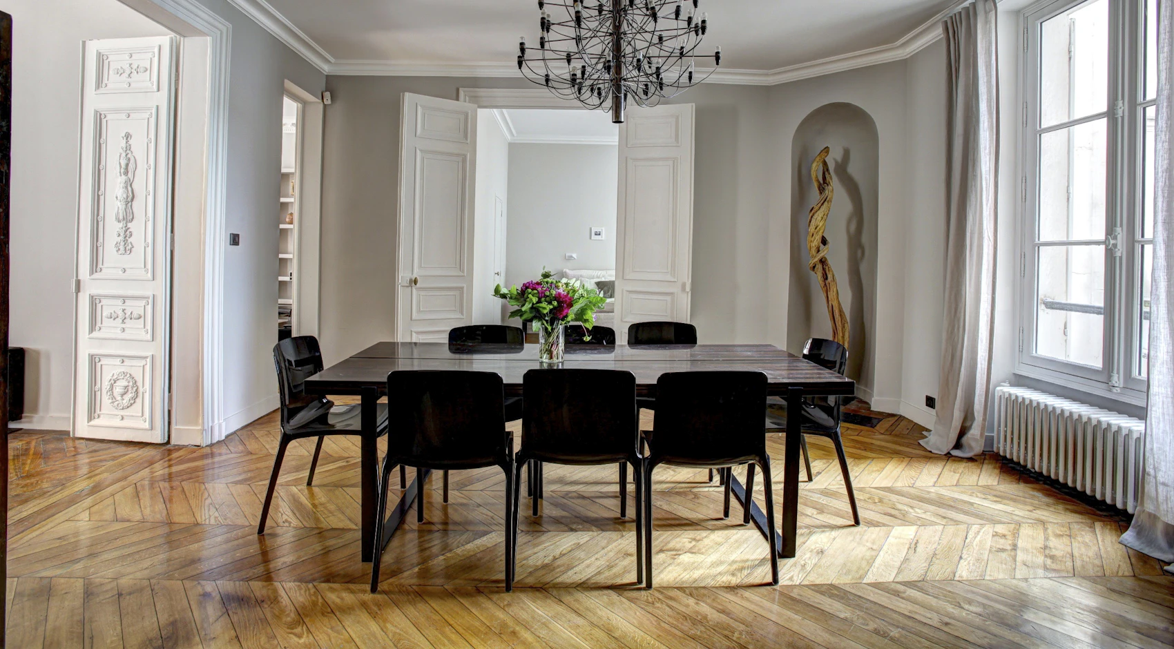 Salle de réunion parisienne, table et chaises devant de hautes fenêtres