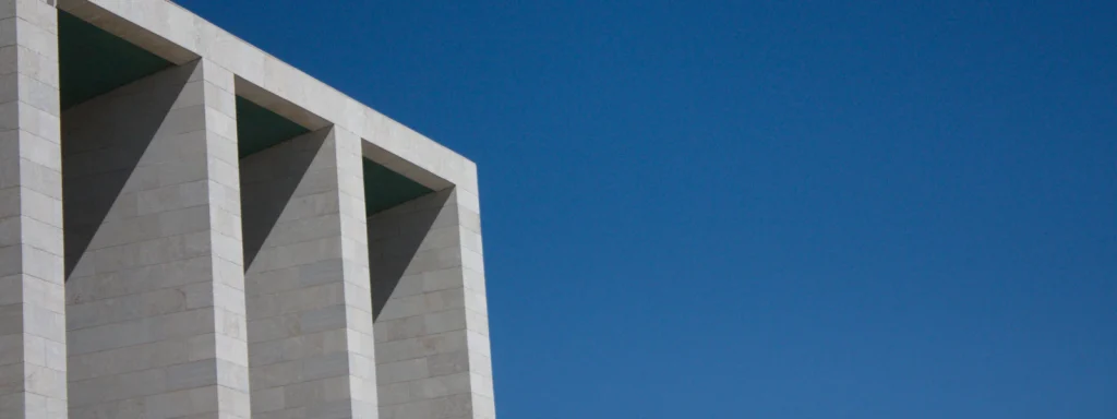 Structure de béton blanc sous un ciel bleu profond