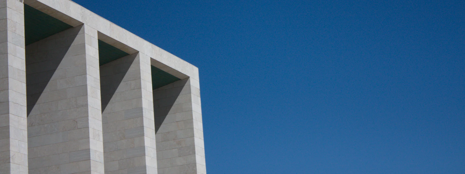Structure de béton blanc sous un ciel bleu profond