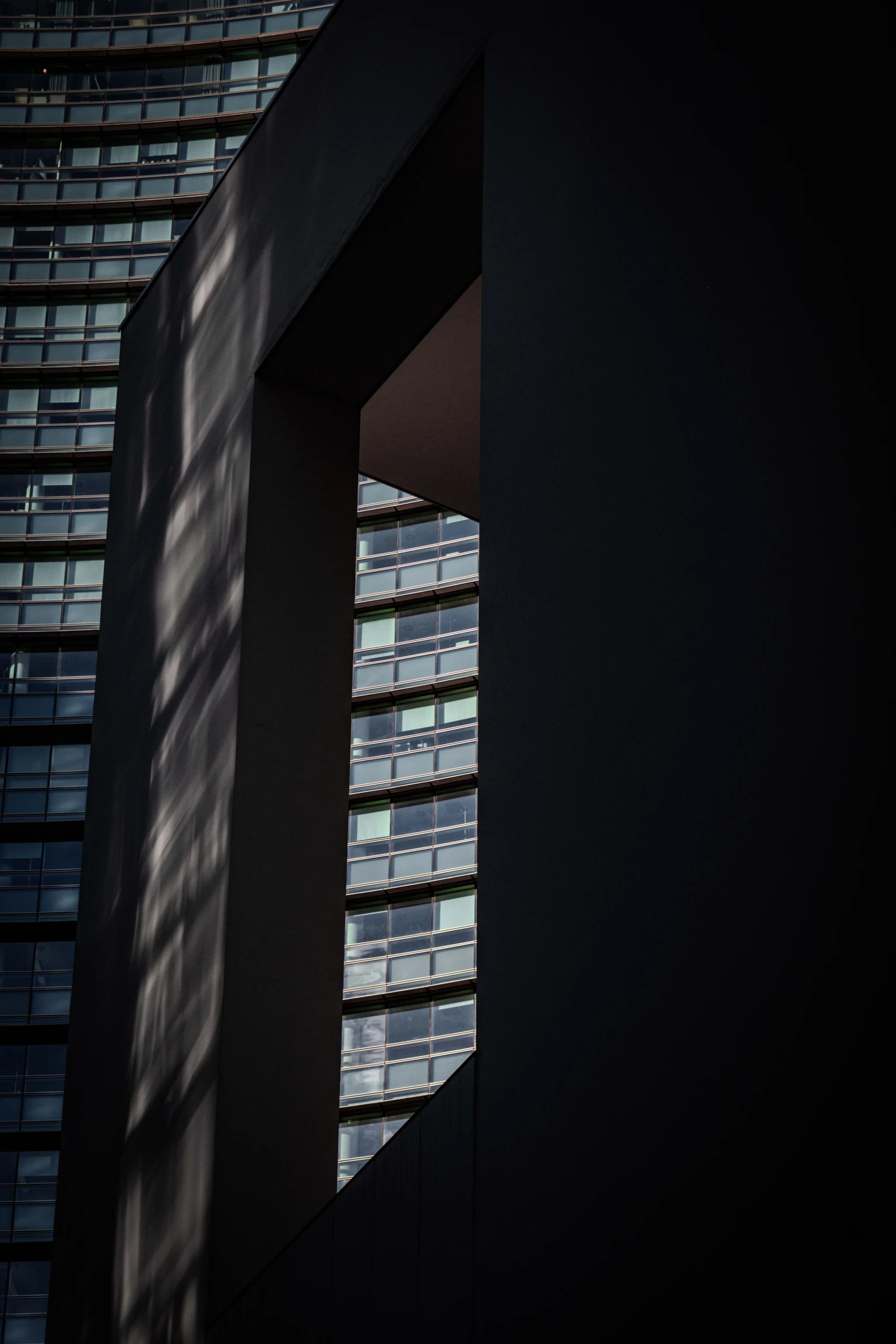 Jeu d’ombres géométriques sur une architecture contemporaine.