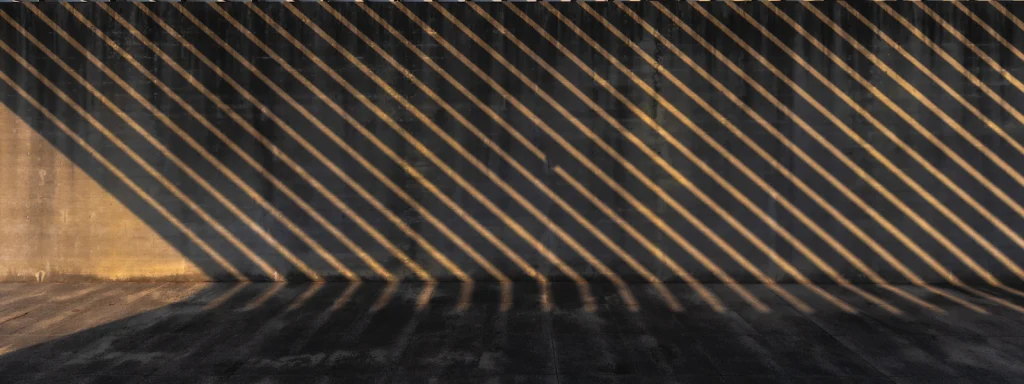 Ombres diagonales projetées sur un mur clair