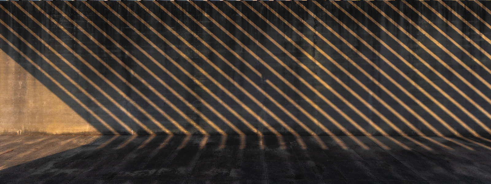 Ombres diagonales projetées sur un mur clair