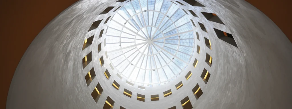 Atrium circulaire ouvert sur le ciel, vu depuis le sol