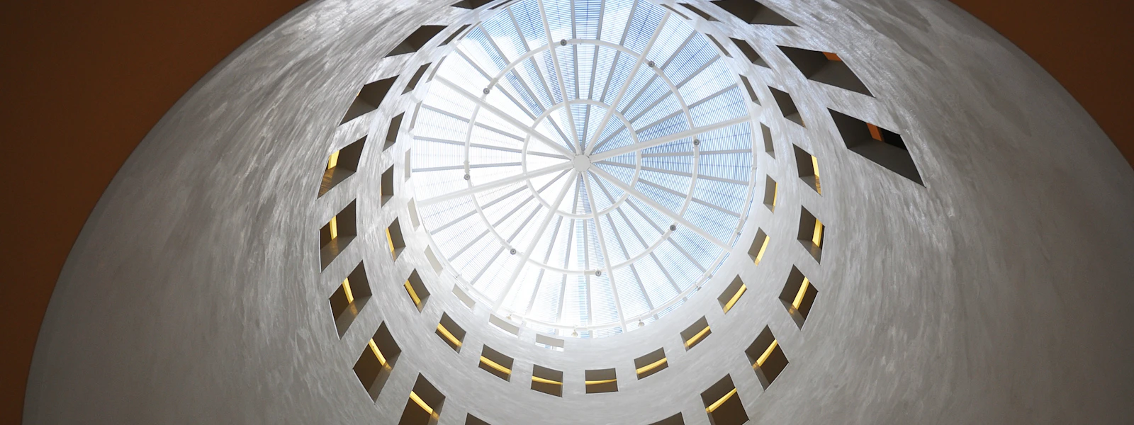 Atrium circulaire ouvert sur le ciel, vu depuis le sol