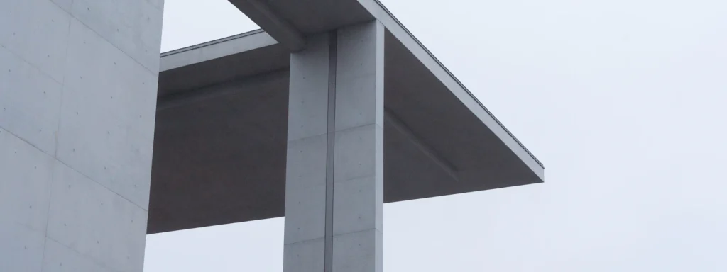 Structure de béton porteuse se détachant sur un ciel clair