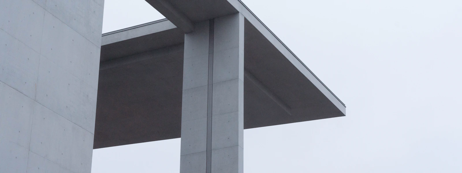 Structure de béton porteuse se détachant sur un ciel clair