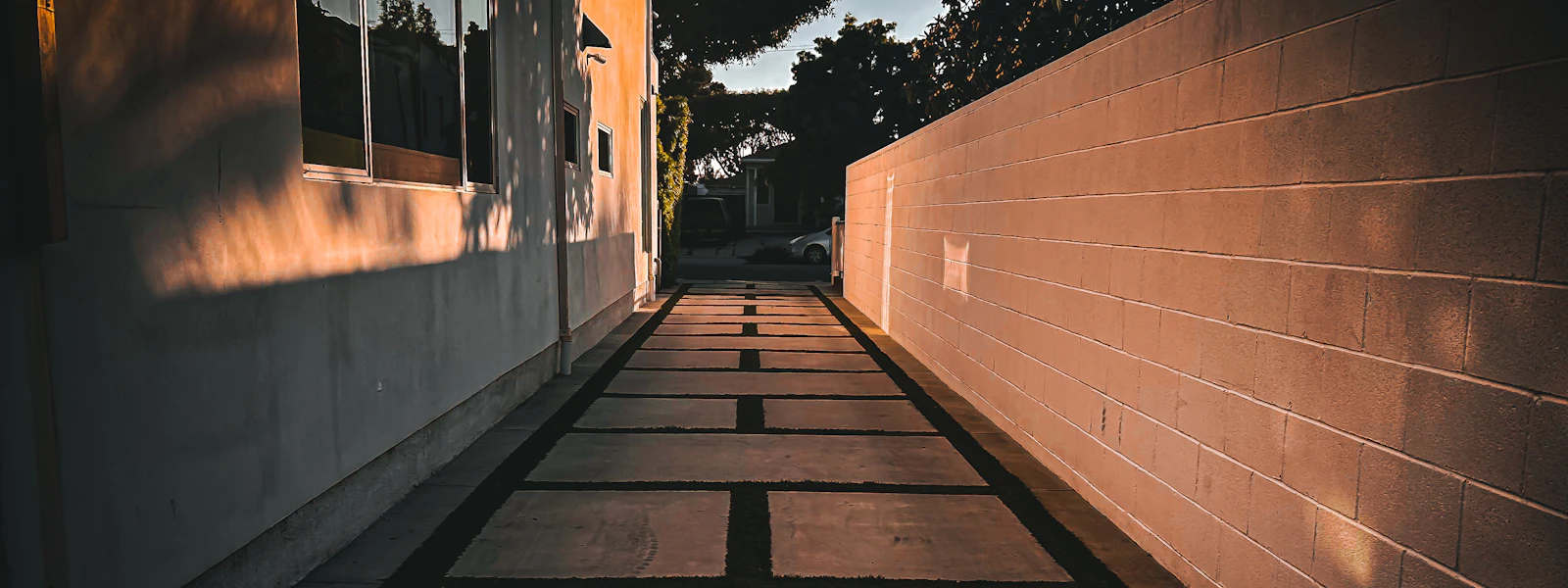 Passage étroit entre deux murs, lumière de fin de journée